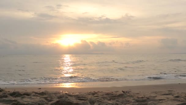 Playa al atardecer, hermoso paisaje — Vídeo de stock