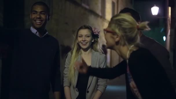 Vier multi-etnische vrienden zijn 's nachts babbelend — Stockvideo