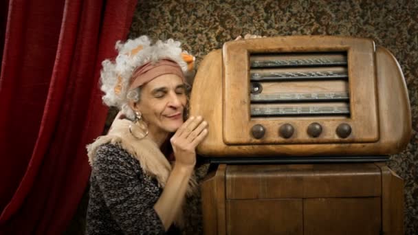 Graciosa abuela está escuchando música — Vídeo de stock