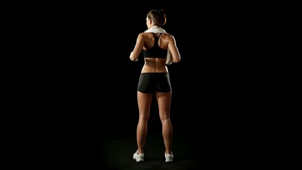 Athletic woman with muscular body — Stock Video