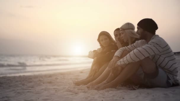 Freunde genießen und reden gemeinsam am Strand — Stockvideo
