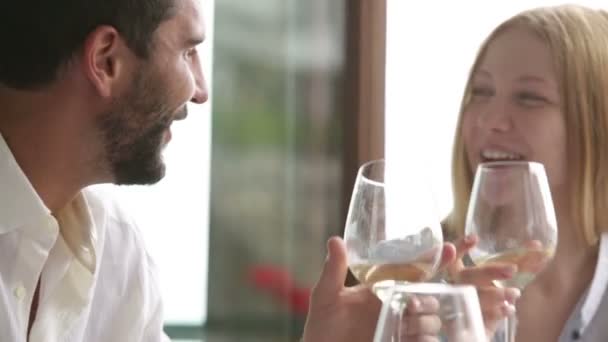 Hermosa pareja haciendo tostadas con vino — Vídeo de stock