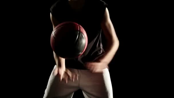 Deportista realizar baloncesto freestyle truco — Vídeos de Stock