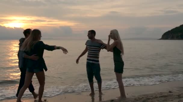 Páry, které baví na pláži — Stock video