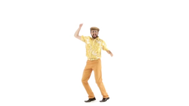 Hombre joven vistiendo en 70 amarillo-naranja ropa vintage y sombreros haciendo movimientos — Vídeos de Stock