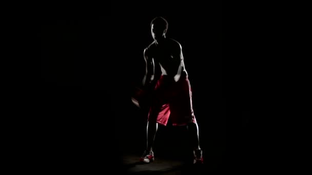 Homem jogando com bola de basquete — Vídeo de Stock