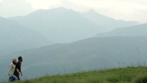 Jeune couple romantique marche en plein air — Video