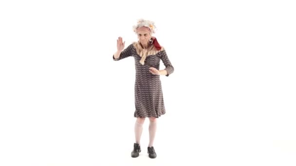 Stara kobieta wyświetlone mimikę — Wideo stockowe