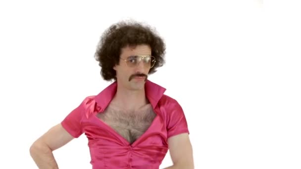 Kıvırcık saçlı adam Vintage Giysi Giydirme — Stok video