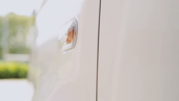 Señal de giro intermitente camioneta blanca — Vídeos de Stock