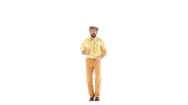Hombre joven vistiendo en 70 amarillo-naranja ropa vintage y sombreros haciendo movimientos — Vídeo de stock