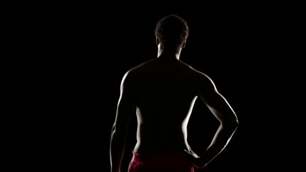 Athletischer Mann isoliert auf schwarz — Stockvideo