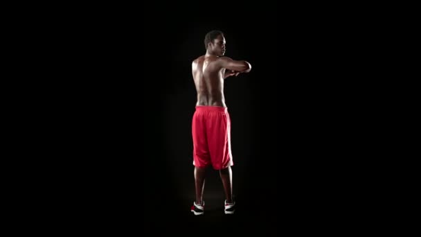 Homme athlétique faisant des étirements — Video