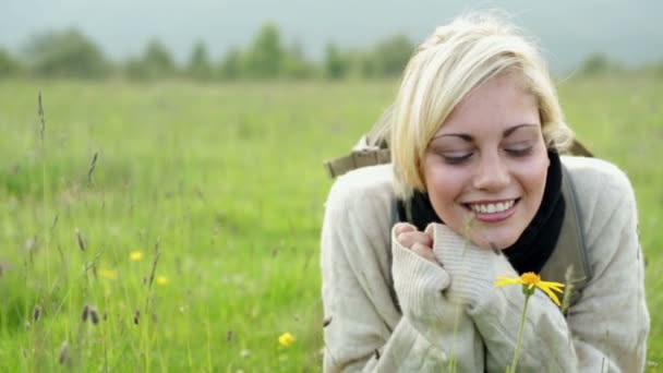 Jonge mooie blonde vrouw liggen op gras — Stockvideo