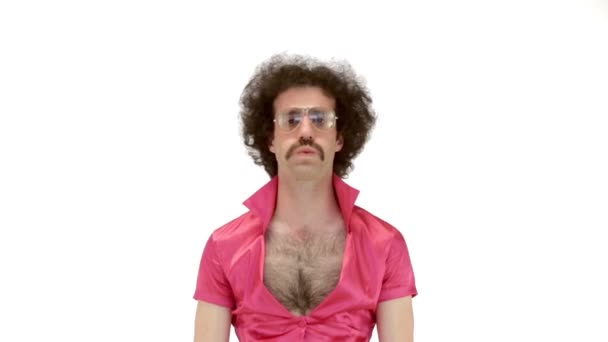 Kıvırcık saçlı adam Vintage Giysi Giydirme — Stok video