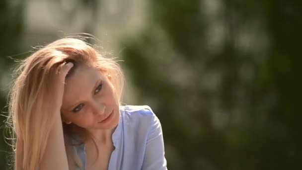 Jeune belle fille blonde portrait au parc urbain de la ville — Video