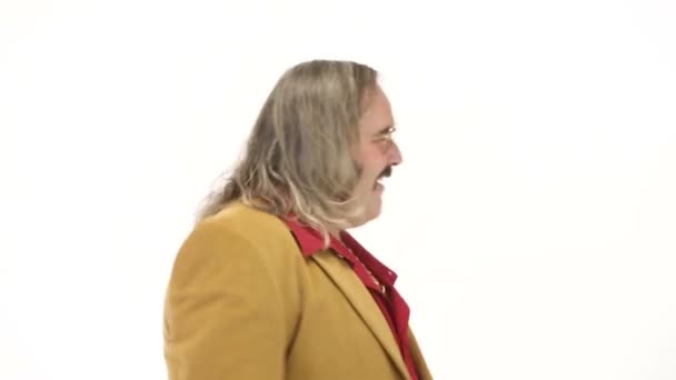 Чоловік середнього віку одягається в 70-х робить рухи — стокове відео