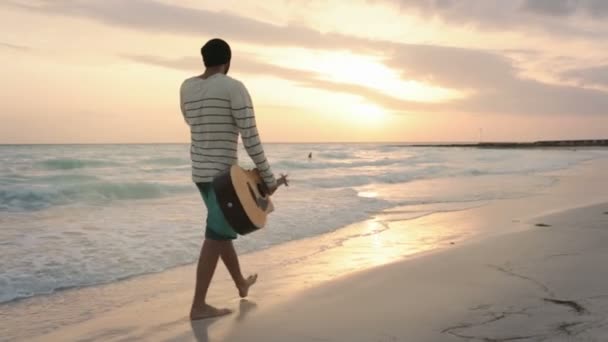오션 비치 해변을 따라 아름 다운 젊은이 도보의 전면 보기 — 비디오