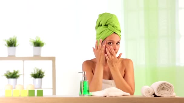 Femme portant des serviettes applique un traitement de beauté au spa de santé intérieur — Video