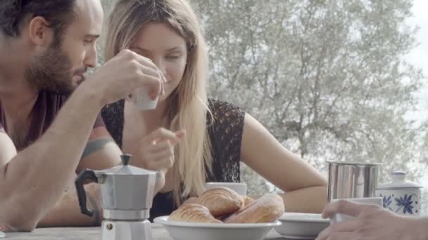 Par har italiensk frukost utomhus — Stockvideo
