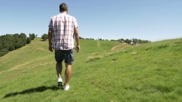 Adam dağ açık doğa manzarası içinde hiking — Stok video