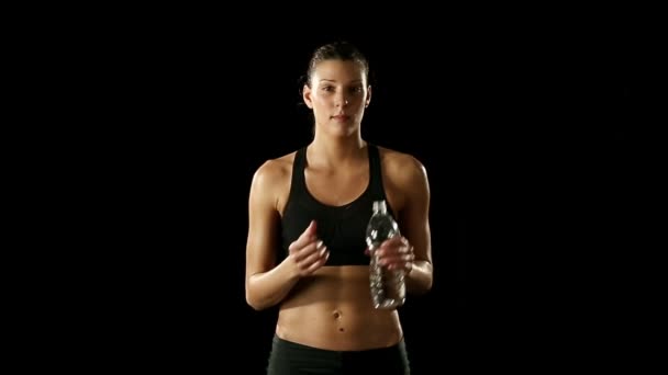Атлетичная женщина с мускулистым телом — стоковое видео