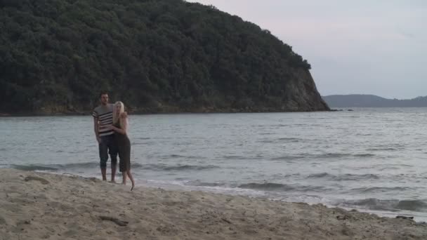 Ζευγάρι χαλαρωτικό μαζί στην παραλία — Αρχείο Βίντεο