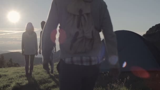 Genç sokulgan açık dağ güneş kamp bakar iş — Stok video