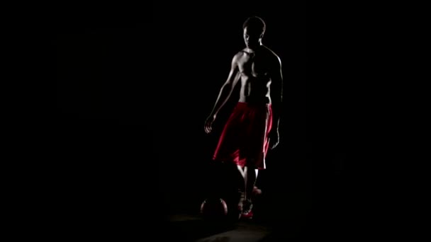 Homme jouant avec ballon de basket 