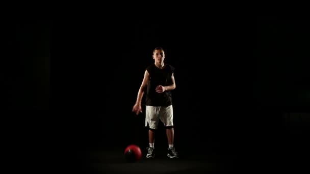 Sportler führen Basketball-Freestyle-Trick auf — Stockvideo