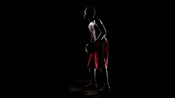 Homem jogando com bola de basquete — Vídeo de Stock