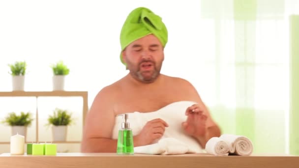 Overweight man applies beauty treatment at health spa — Stock Video