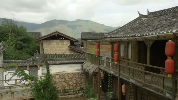 Древний китайский деревянный дом с фонариком — стоковое видео