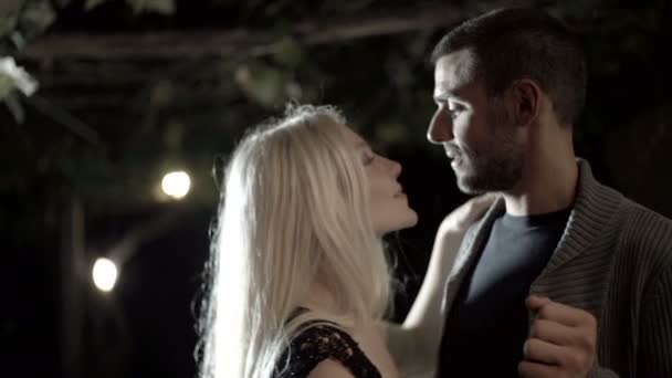 Jovem romântico homem mulher casal no amor danças e beijos ao ar livre — Vídeo de Stock