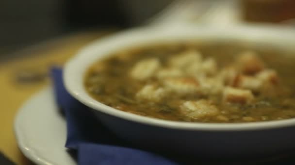 Sopa italiana con rebanada de pan tostado — Vídeo de stock