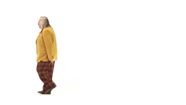 Hombre de mediana edad vestirse con ropa de los años 70 haciendo movimientos — Vídeos de Stock