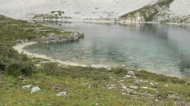 Lago en la reserva nacional de Yading en el condado de Daocheng — Vídeos de Stock