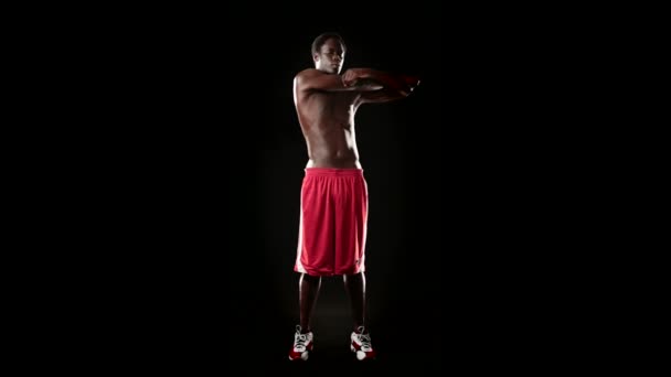 Athletischer Mann beim Stretching — Stockvideo