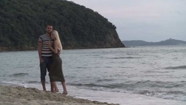 Pareja pose en la playa — Vídeo de stock