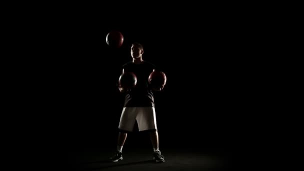 Sportler führen Basketball-Freestyle-Trick auf — Stockvideo