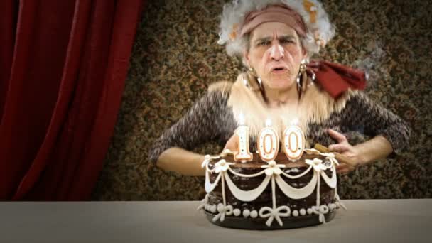 Mujer mayor está celebrando su cumpleaños — Vídeo de stock