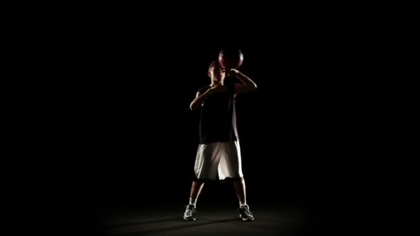 Deportista realizar baloncesto freestyle truco — Vídeo de stock