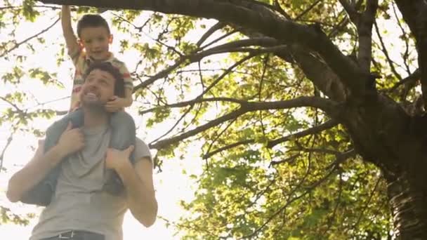 Vater und Sohn spielen im Stadtpark — Stockvideo