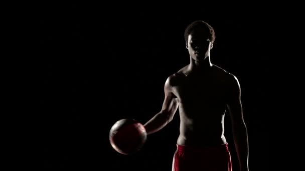 Hombre jugando con pelota de baloncesto — Vídeo de stock
