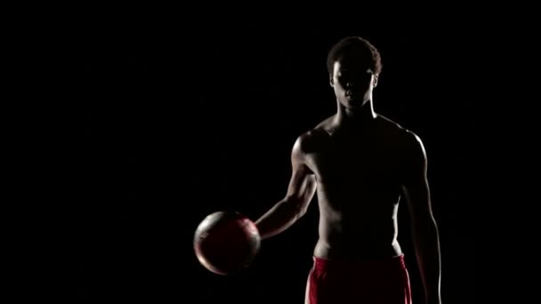 Homem jogando com bola de basquete — Vídeo de Stock