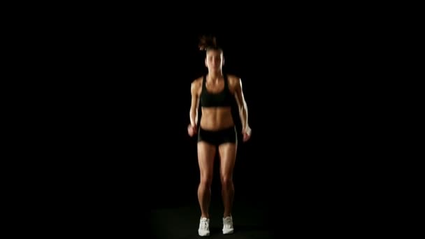 Jeune femme sportive faisant des exercices — Video