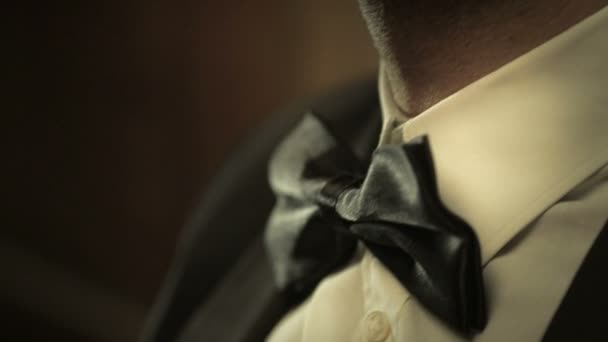 Elegáns fiatalember visel egy fekete csokornyakkendő — Stock videók