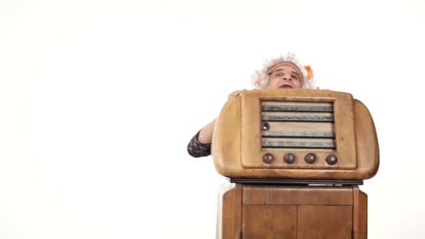 Αστεία γιαγιά Ενεργοποιήστε ένα παλιό ραδιόφωνο — Αρχείο Βίντεο