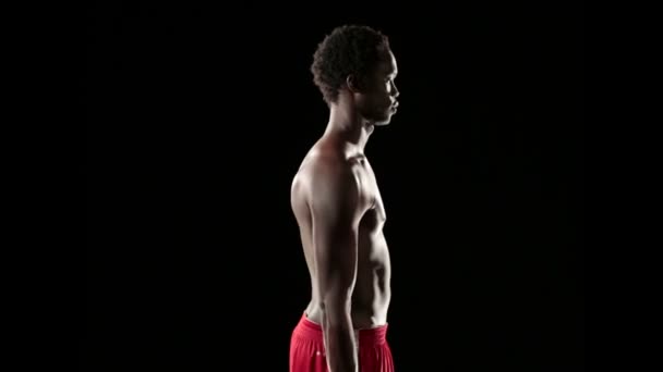Athletischer junger Mann macht Übungen — Stockvideo