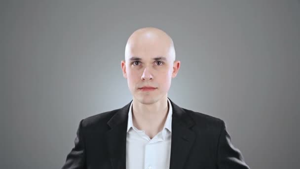 Hombre mostrando expresiones faciales — Vídeos de Stock